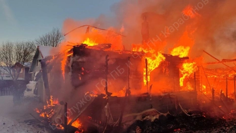 Во владимирской деревне огонь охватил один дом и перебросился на второй
