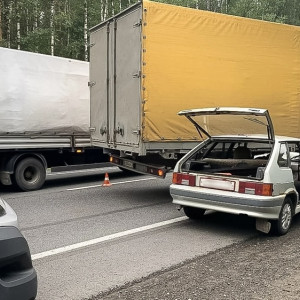 Во Владимирской области легковушка залетела под КамАЗ