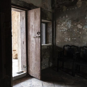 В Коврове двум сестрам-сиротам и их брату выдали ужасную квартиру с долгами на 200 тысяч