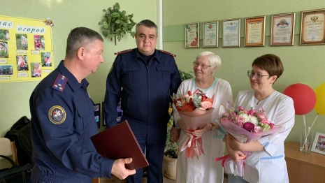 Детям – конфеты, женщинам – цветы. Сотрудники Следкома посетили дом ребенка в Муроме