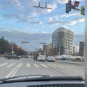 Во Владимире столкнулись легковушка и автобус