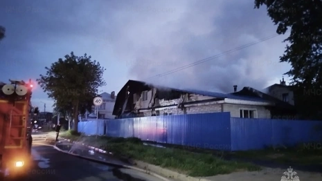 В Муроме мощный ночной пожар охватил частный дом