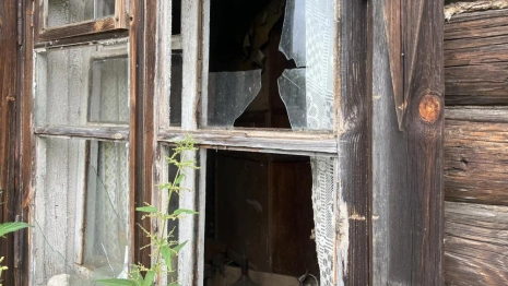 В Кольчугино людей оставили жить в 100-летнем разрушающемся доме