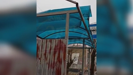Крышу остановки в Коврове сдуло штормовым ветром