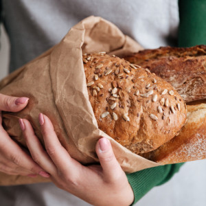 Во Владимире выкинули 10 кг просроченного хлеба