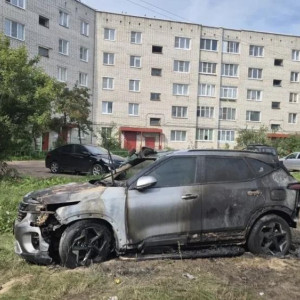 Во Владимирской области четверо мужчин угрожали жителю Суздальского района и подожгли авто