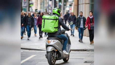 Во Владимирской области могут запретить езду курьеров по тротуарам
