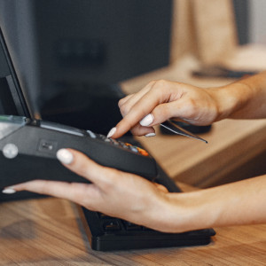 Кассир «Пятерочки» в Собинке 3 недели расплачивалась чужой картой