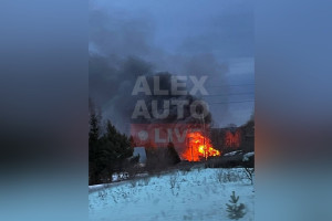 Под Александровом мощный пожар уничтожил частный дом