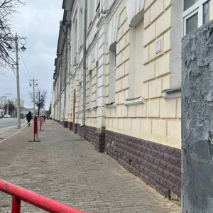 Школу в центре Владимира огородили после обрушения штукатурки на детей