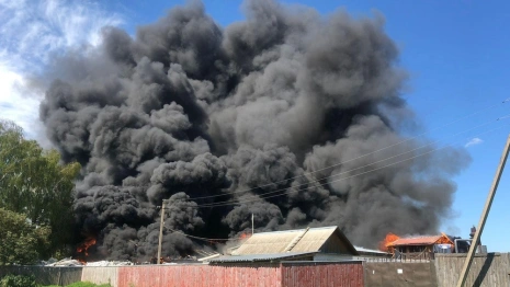 Мощный пожар на производстве ванн в Коврове показали на видео
