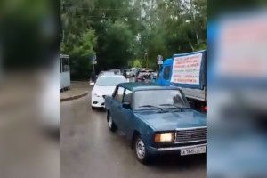Жители Владимира возмутились пробками во дворах из-за перекрытия двух улиц в Добром