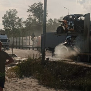 В Петушинском районе загорелся перевозивший легковушки грузовик