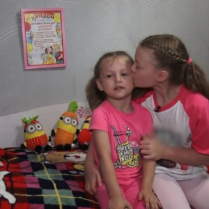 Омбудсмен: с показавшей жест о помощи в телеэфире девочкой из Мурома все хорошо
