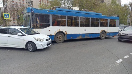 Во Владимире иномарка влетела в троллейбус 10-го маршрута