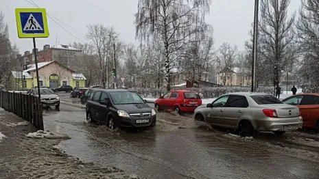 Жители Юрьевца пожаловались на затопленные пешеходный и подземный переходы