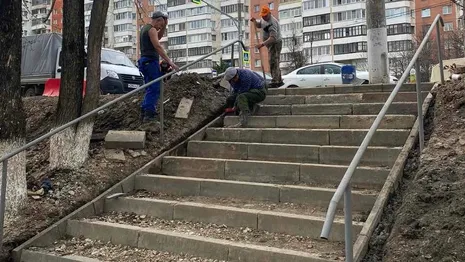 Во Владимире отремонтировали 2 лестницы и убрались на кладбищах