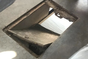 Во Владимире пассажирка троллейбуса провалилась в дыру во время движения