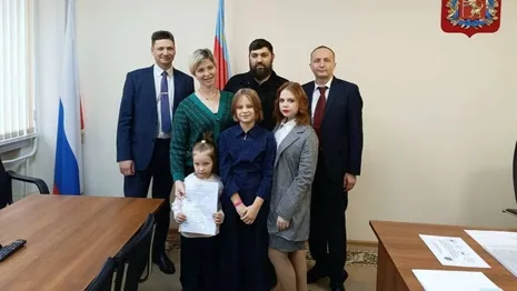 Трем семьям из сел Ковровского района подарили сертификаты на покупку жилья 