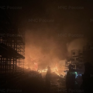 В Петушках мощный пожар охватил склад