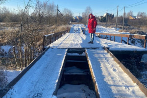 Во Владимирской области расшатанный мост «укрепили» строительным мусором