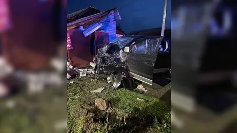 В Кольчугино легковушка снесла кирпичную стену: водитель погиб