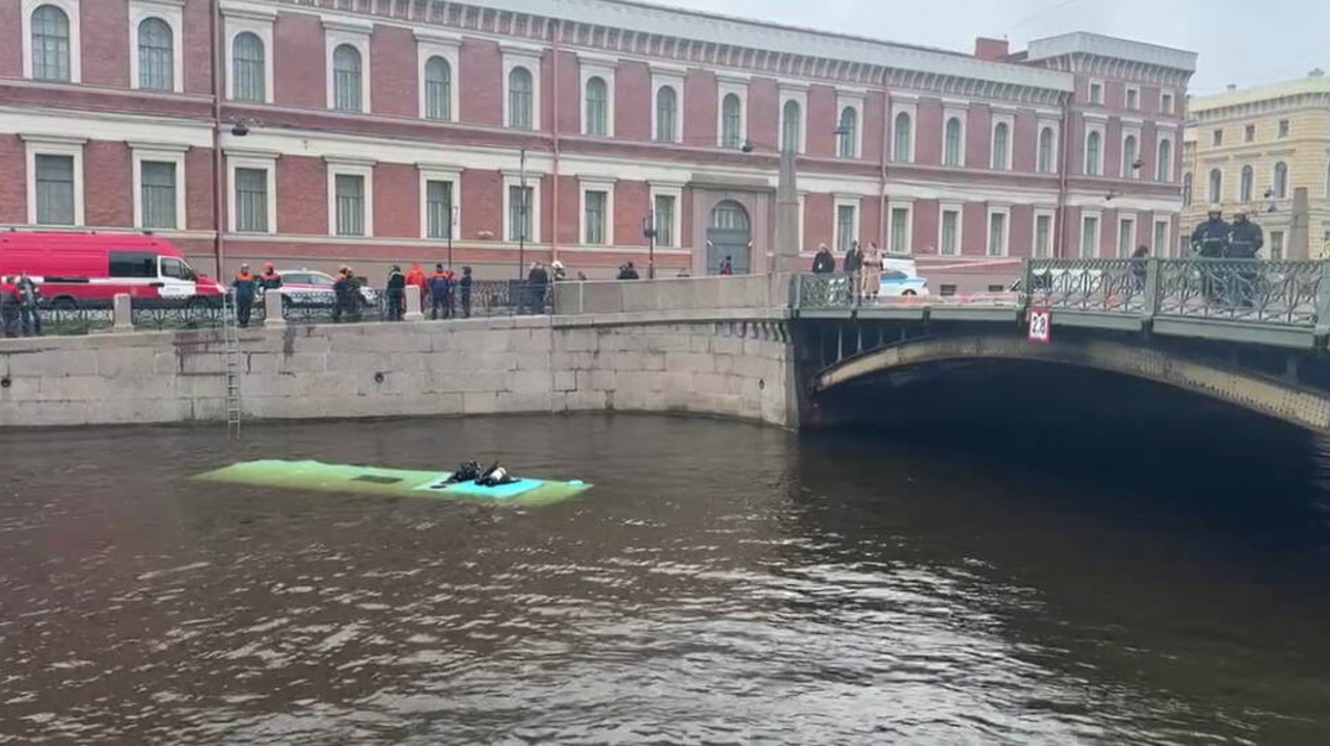 Упавшим в Питере с моста в реку автобусом оказался «Волгобас» - День во  Владимире