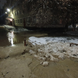 Во Владимире затопило подвал дома с закатанным под асфальт люком