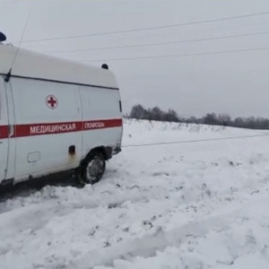 Во Владимире машина скорой застряла в снегу
