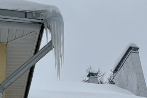 Жителей Владимирской области предупредили о весенней опасности сосулек