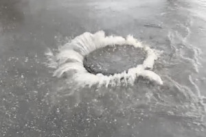 Жители Юрьев-Польского заметили «гейзер» посреди улицы