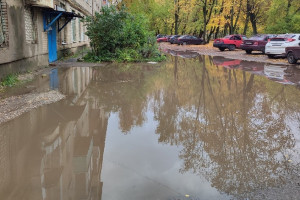 Двор пятиэтажки в Александрове после дождя превратился в озеро
