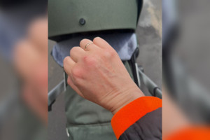 Во Владимире хулиганы из окна сбросили куриное яйцо на женщину с коляской