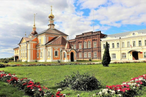 В Суздале у Кресто-Никольской церкви высадят 4 тыс. кустов