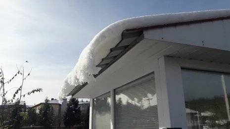 Замдиректора владимирской школы осудили условно за свалившуюся глыбу снега на прохожую
