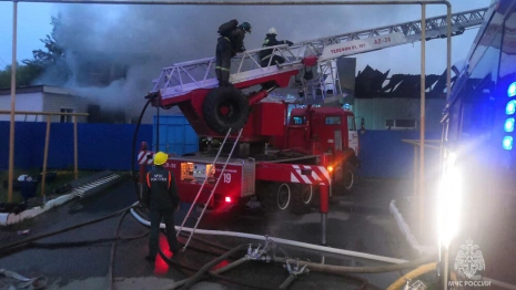 В МЧС назвали причину мощного пожара в бюро ритуальных услуг в Гусь-Хрустальном