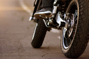 В Кольчугино байкер без прав сбил гаишника