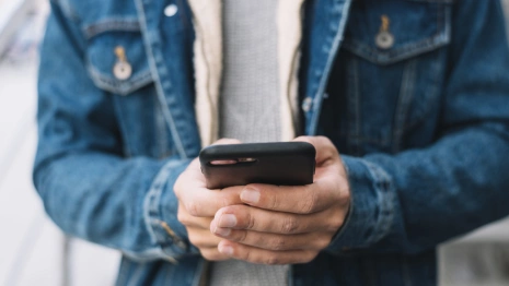 На железнодорожном вокзале в Петушках мужчина украл телефон за 4 тыс. рублей