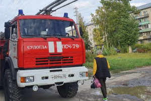 Спасатели эвакуировали 11 человек из горящего дома во Владимирской области 