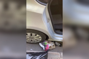 Во Владимире таксист вышвырнул пассажирку и проехался по вещам