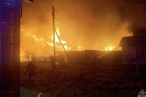 Мощный пожар охватил дом и сараи в деревне под Меленками