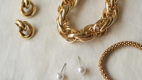 В Вязниках «гадалка» развела 23-летнюю девушку на золотые украшения