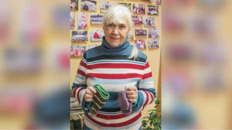 Учитель физики с 40-летним стажем из Владимира связала теплые носки для детей Донбасса