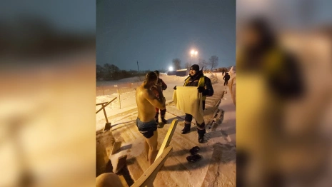 Спасатели первыми окунулись в прорубь в крещенскую ночь во Владимире