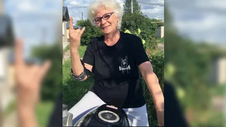 78-летняя «бабушка-хейтер» из Владимирской области покорила интернет реакциями на клипы