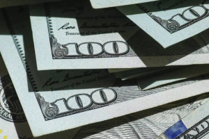 Студент владимирского вуза попытался обменять в Сбербанке фальшивые 100 долларов