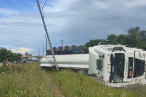 На М-7 в Лакинске перевернулся бензовоз