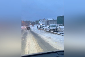 Под Александровом машину вынесло с трассы за отбойник