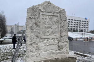 У Белого дома во Владимире появился рельеф с гербом региона