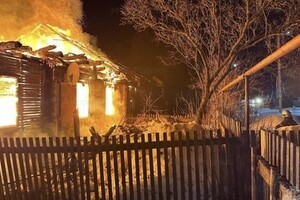Во Владимирской области мощный пожар охватил деревянный дом